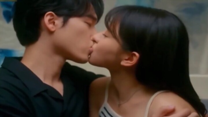 الوجه أحمر والقلب يخفق، فتاة جميلة تقبل، القبلة كانت مفعمة بالمشاعر، الآن أصبح لدي مواد جديدة لأحلم 