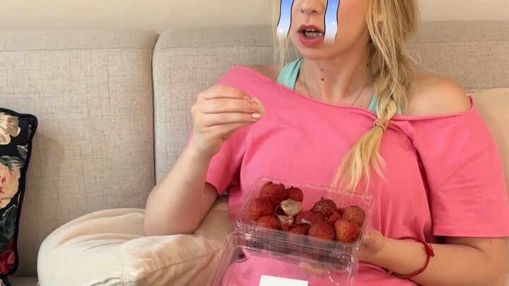 Người nước ngoài lần đầu tiên ăn vải thiều Trung Quốc, hóa ra ở châu Âu họ còn chưa từng ăn cả quả đ