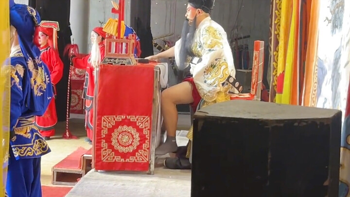 การสืบสานศิลปะท่ามกลางอากาศร้อนจัด: ความมุ่งมั่นและยึดมั่นของเหล่านักแสดงงิ้วระดับรากหญ้า