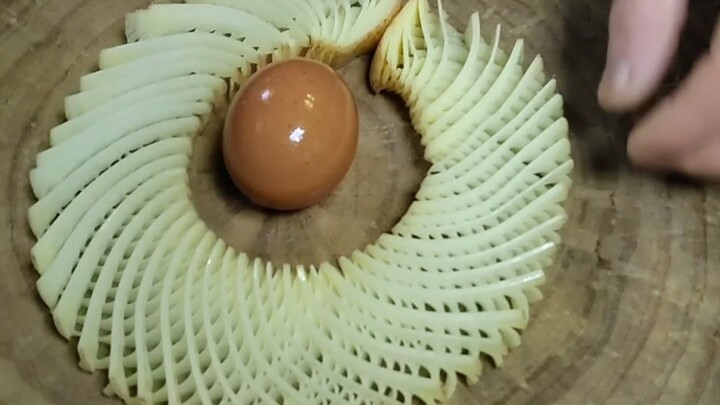 Memotong kentang dengan pisau sedotan