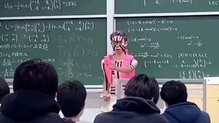 物理老师硬核cos猗窝座教课，只要我不尴尬，尴尬的就是别人。