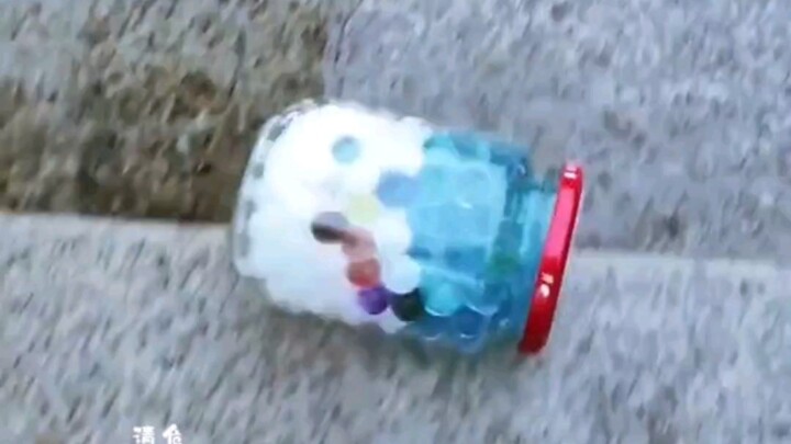 Lomba Gulung Botol di Tangga