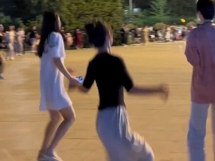 这不，快乐就来了吗～#七月火把节舞蹈  #广场舞小鲁班 #最嗨广场舞  #蹦蹦跳跳没烦恼