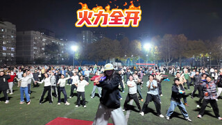 The head chef of the Xi'an Jiaotong University 1,000-person square dance leads 2,000 people in full 