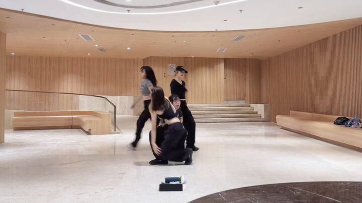 ได้ยินมาว่ายิ่งใส่ชุดเรียบๆ ท่าเต้นก็ยิ่งดี ห้องซ้อมคัฟเวอร์เพลงเต็มของ Aespa-Whiplash