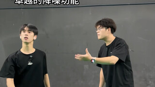 球场上的耳机哥