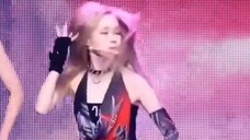 มันเป็น "การปิดฉาก" หรืออุบัติเหตุบนเวที? มีปัญหากับไมโครโฟนบนเวที และดงส่งสัญญาณให้ทีมงานปรับไมโครโ