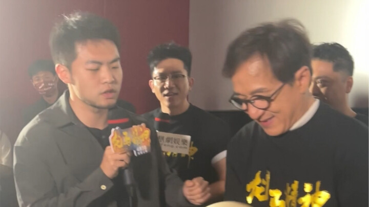 เป็นยังไงบ้างตอนเอาซาลาเปาใหญ่สองลูกไปให้พี่เฉินหลง?