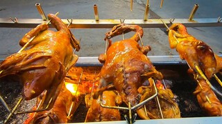 Anh trai xăm trổ bán Vịt quay lá Mắc mật Lạng Sơn 250k/con siêu ngon ở đường phố Sài Gòn