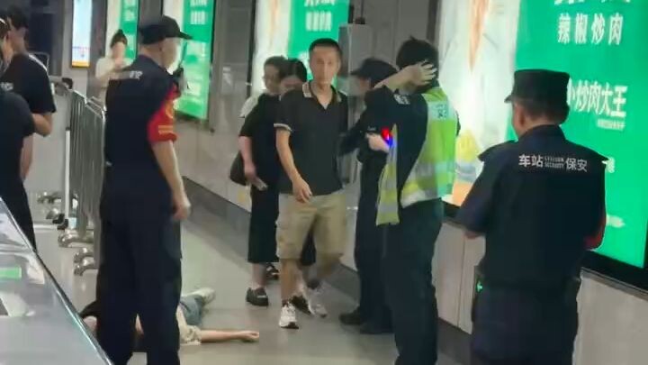 คนหนุ่มสาวนี่ดีจริงๆ แค่หัวถึงหมอนก็หลับแล้ว!