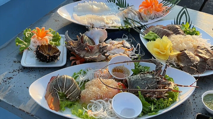 Masakan Thailand: Aneka Sashimi Seafood ala Warung Pinggir Jalan yang Segar dan Manis—Di Atap Tak Ha