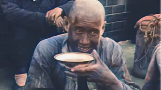 Gambaran nyata orang miskin sedang makan di Republik Tiongkok pada tahun 1929. Setelah melihat makan