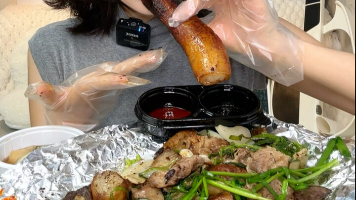Đồ ăn mang đi cực hot của Tiểu Hàn! Ruột bò nướng nguyên khúc mọng nước