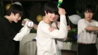 【تشو تشى شين】بعد خلع السترة والقميص، بدا تشى شين وكأنه فُتح عليه فلتر الجمال