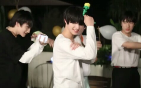 【تشو تشى شين】بعد خلع السترة والقميص، بدا تشى شين وكأنه فُتح عليه فلتر الجمال