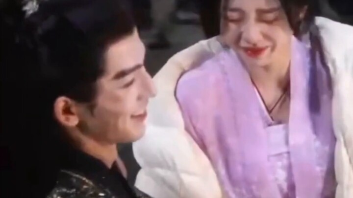 Lần này, anh chỉ nhìn vào mắt em thôi. Tôi không quan tâm hàng ngàn người đang cổ vũ cho điều gì [Dư