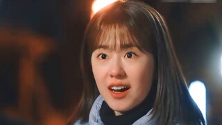 Người bạn thời thơ ấu hay ghen tuông đã làm ầm ĩ về sự hiện diện của cô và làm gián đoạn buổi hẹn hò