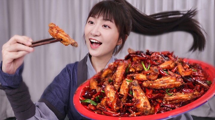 Một cô gái Hồ Nam tự tay làm món cánh gà cay tại nhà. Khoảnh khắc cô cho chúng vào miệng, cô cảm thấ