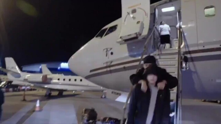 [BTS/Jungkook] Jungkook jumps onto Jimin’s back as soon as he gets off the plane! No matter how tire
