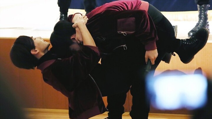 [Season 17 Archaeology] Those Years, Yoon Jeonghan’s “Blood-Red” Autograph Session