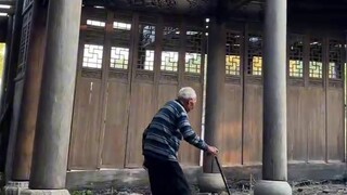 Orang tua itu khawatir rumah Dinasti Ming berusia 400 tahun ini juga akan runtuh setelah dia pergi! 