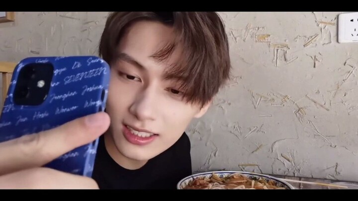 จวิ้นฮุยกลับมาถึงบ้านเกิด นำของอร่อยมาแจกให้สมาชิก แล้วหมินควียังวิดีโอคอลมาด้วย ความสัมพันธ์ดีจริงๆ