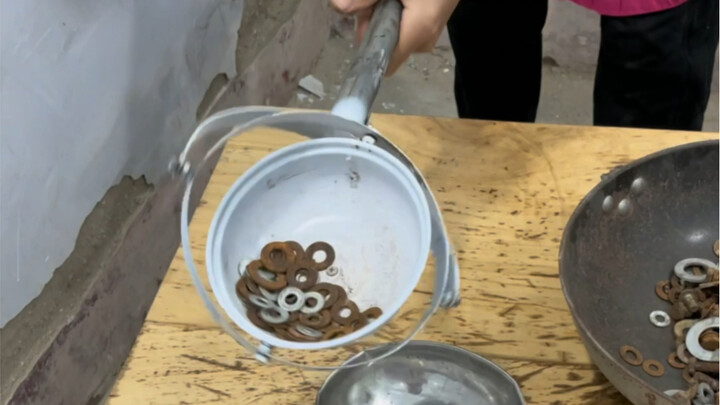 สิ่งประดิษฐ์: ช้อนช่วยป้องกันการสั่นสำหรับคุณป้าในโรงอาหาร