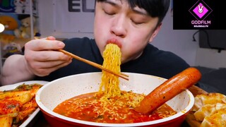Mukbang mì với xúc xích siêu to phần 4 #anngon