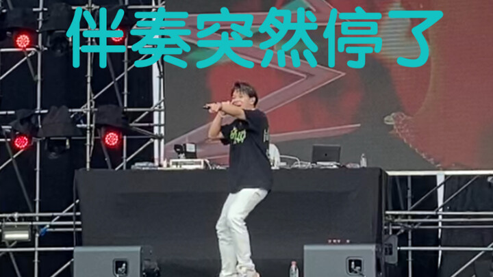 เวทีเทศกาลดนตรีคลื่นยักษ์กวางโจว – ซีเจ๋อ โจวมี่ บีตบ็อกซ์ช่วยแก้สถานการณ์ สานต่อด้วยท่าเตะขาสูง