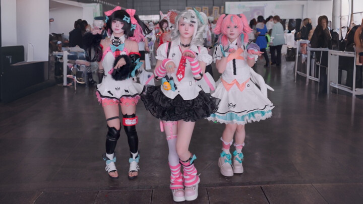 Wow! I saw a real-life version of the Delusion Angel at the cosplay convention!