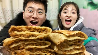 This mysterious old lady in Beijing has been selling cakes on the street for 30 years. Why is she ca