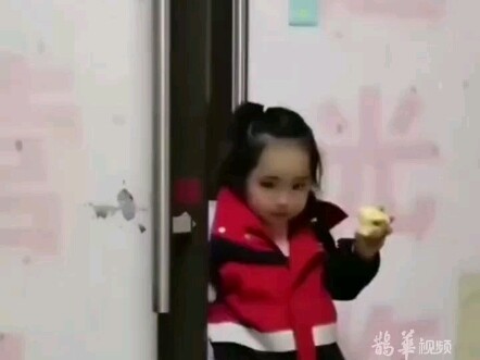 Putri sedang senang-senang makan apel, lalu ayah bertanya berapa nilainya.