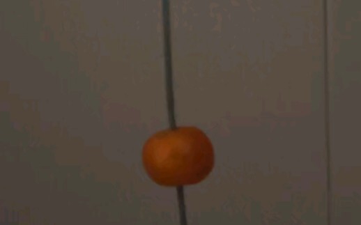 Ternyata tongkat peri nggak mati meski ada di dalam jeruk—lampu jeruk kecil yang imut!