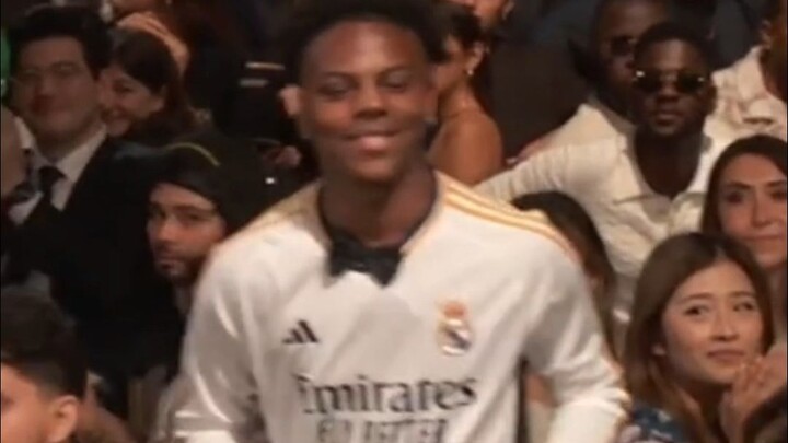 你被老师赶出教室但至少你的玩笑让全班同学都开心笑了起来：