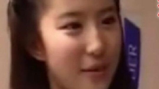 Liu Yifei, 16 tahun, mengikuti audisi untuk peran Gadis Naga Kecil. Para wartawan tak dapat menahan 