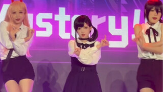Wah! Aku lihat setan mesin tari di bw sebagai center!