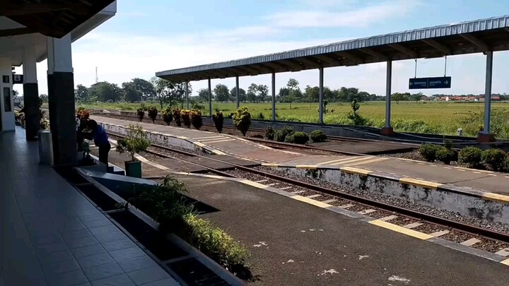 hunting kereta api di stasiun Losari, Ciledug