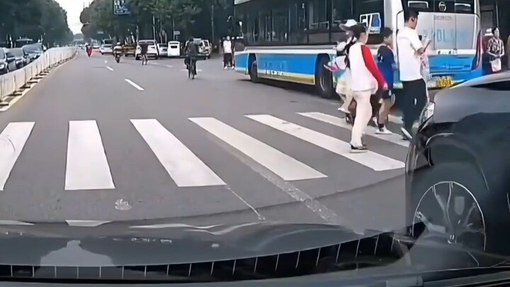 Xe dừng trước vạch kẻ đường dành cho người đi bộ để nhường đường, xe ôm công nghệ bên cạnh: Anh đang