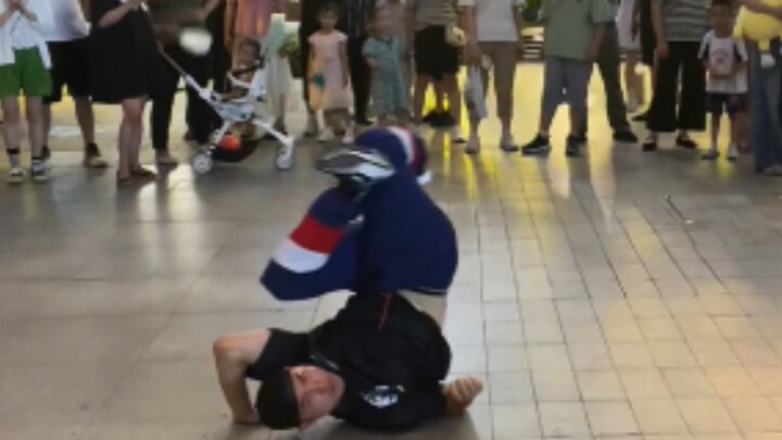 Haoran Drops His Ultimate Street Dance Move and Draws a Huge Crowd!