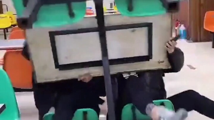 Ghế ở nhà hàng cao cấp này hơi kém một chút đấy!