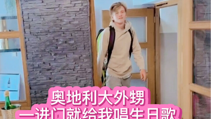 Keponakan laki-laki saya dari Austria, si bocah ganteng berbakat, baru saja selesai bertanding terus