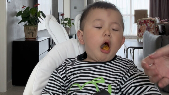 A mukbang featuring someone with a very narrow throat