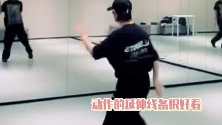 آلة تحديد إيقاع الرقص لدى دينغ تشنغ شين، الحركات سلسة والقوة في محلها.