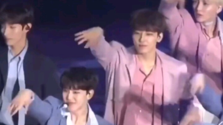 【Wonwoo】Ketika tiba-tiba dipanggil oleh hoshi, dia hampir lupa untuk bernyanyi~