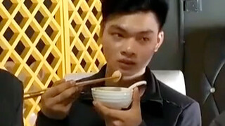 A student from Guangdong goes to Chengdu to hang out with a student from Chengdu.