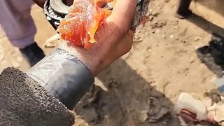 Gờ giảm tốc: công trình kỳ diệu của những người thợ lành nghề đang làm việc~
