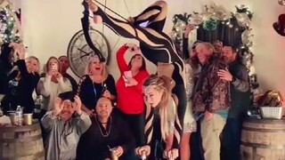 美女表演倒立用脚射箭，最后甩头一回眸好飒好美！