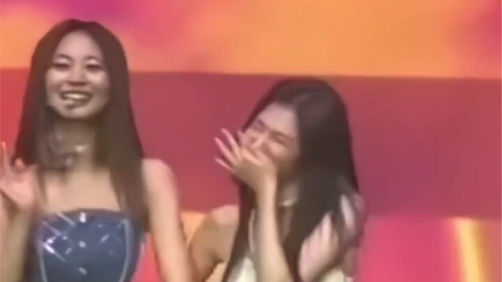 Sana in a wrestling match, Zhou Ziyu laughs first