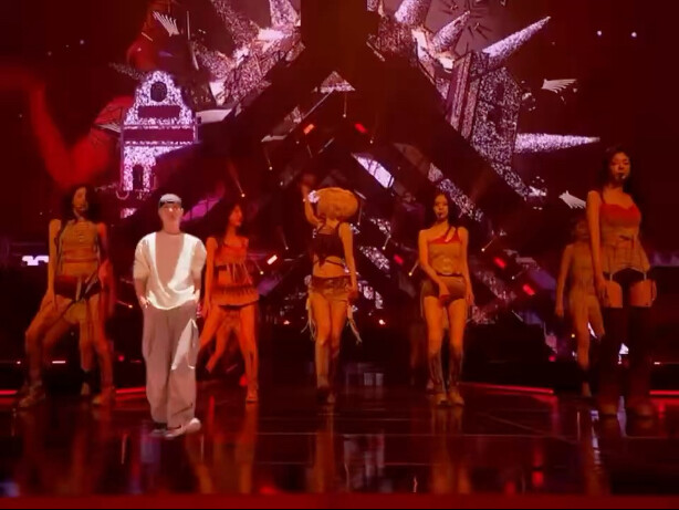 Push for 1,000 likes 🔥: Perfectly blended into the original stage 🐧🤣