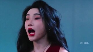 Siswi tersebut sengaja merobek sutra hitamnya dan mengacak-acak rambutnya untuk menjebak gurunya ata